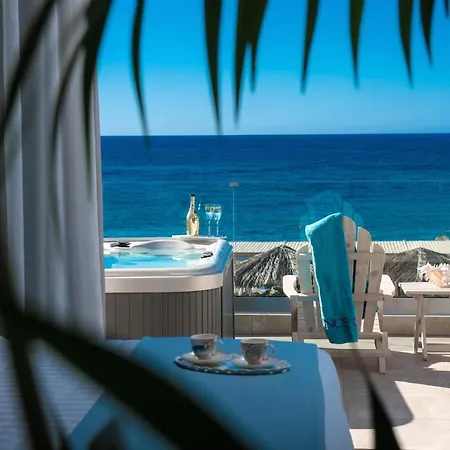 Nisos Beach Suites Couette-café *